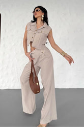 Ensemble pantalon style cargo et top boutonné