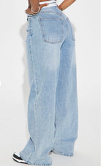 Jean délavé avec ceinture taille