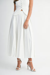 Ensemble jupe plissée et top sans manches blanc