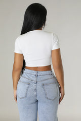 Top court côtelé à manche courte avec fausses perles