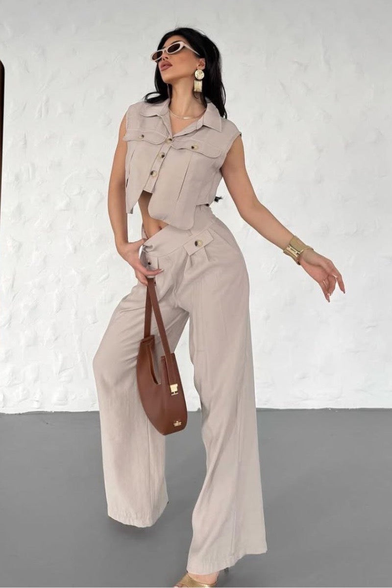 Ensemble pantalon style cargo et top boutonné