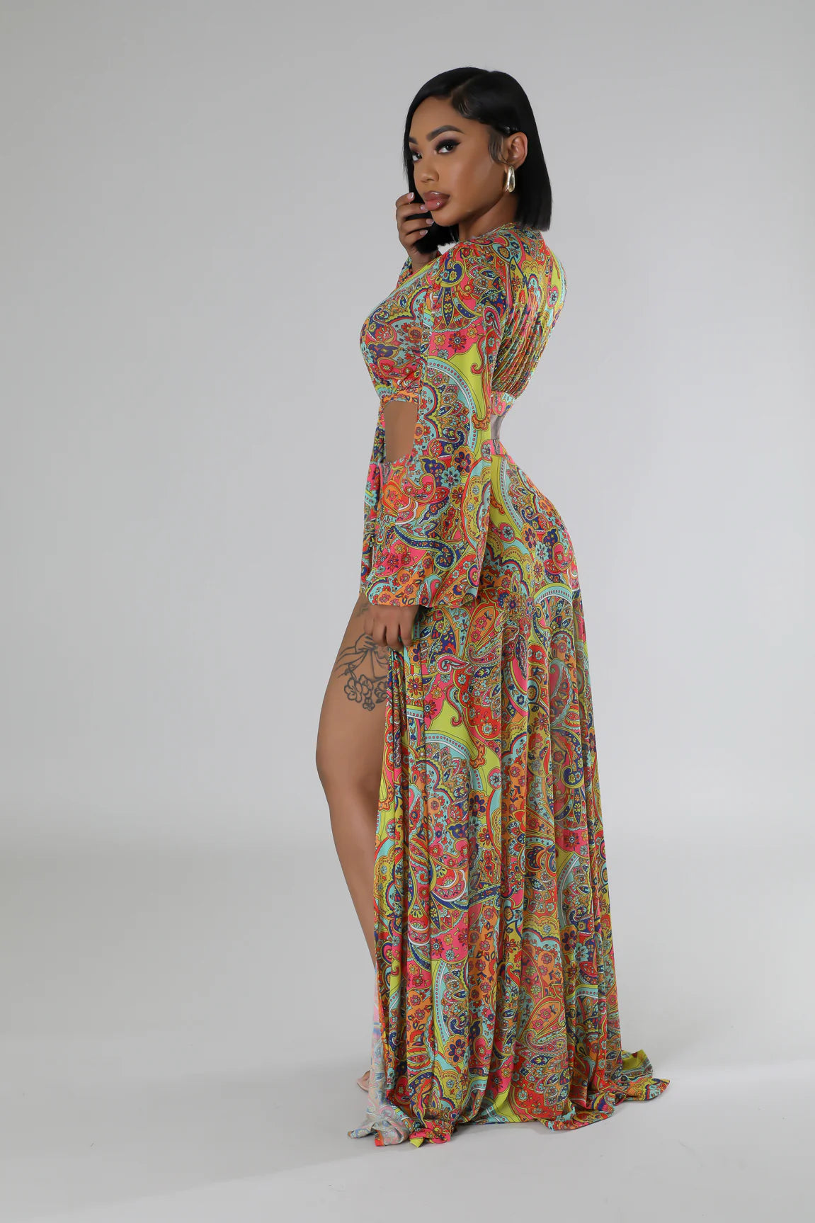 Ensemble deux pièces brassière col V et jupe taille haute ceinture