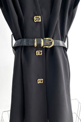 Robe boutonnée ornée de bijoux en cristal.