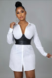 Robe chemise blanche ajustée à la taille avec ceinture