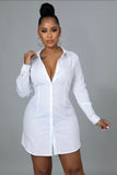 Robe chemise blanche ajustée à la taille avec ceinture