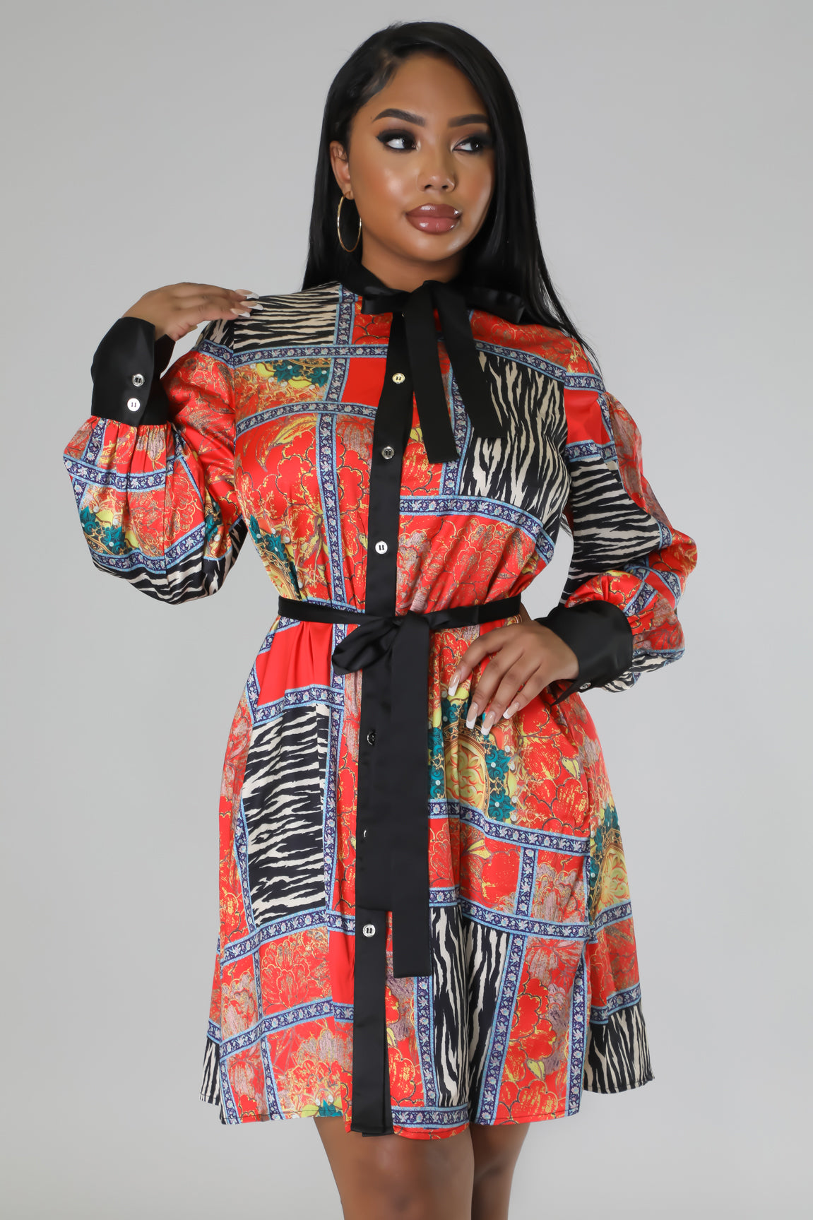 Robe courte satinée à manche longue multicolore auto-cravate