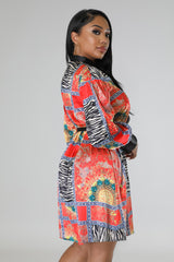 Robe courte satinée à manche longue multicolore auto-cravate